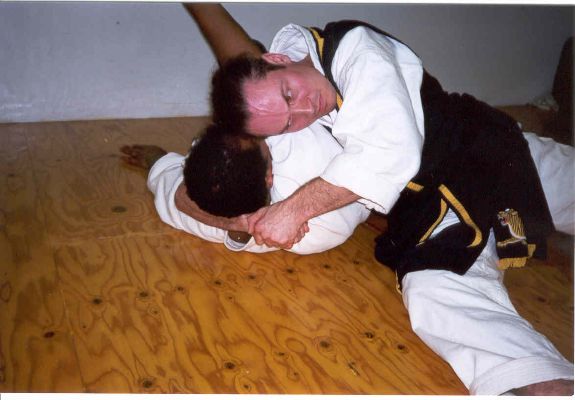A10- He then finishes the opponent by pressing his head against the triceps, pulling on his wrist, he executes a side neck choke out