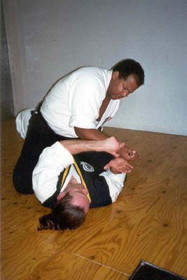 C04- As he pulls away, Master Wachsmann goes with the flow, maintaining control of the wrist